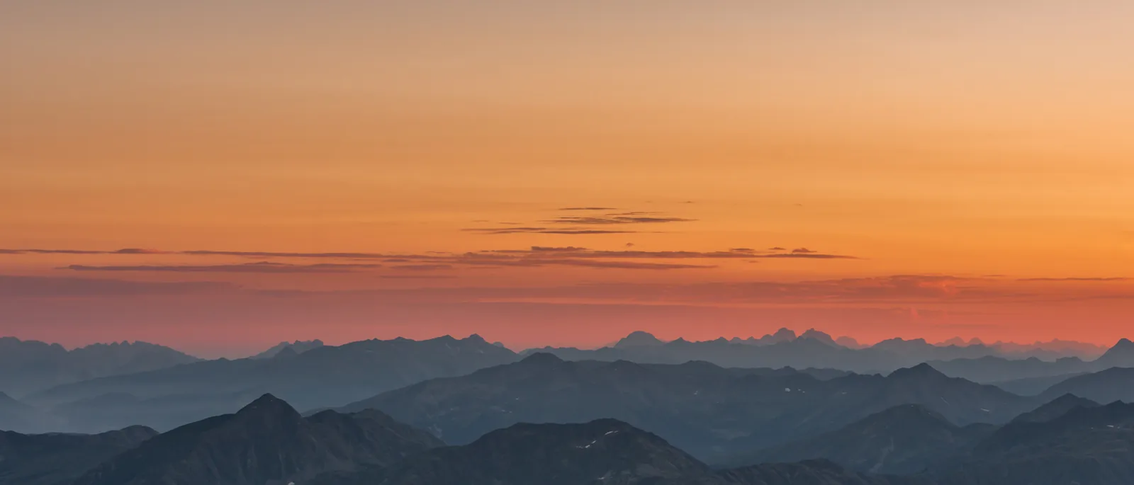 Serranía en capas al amanecer